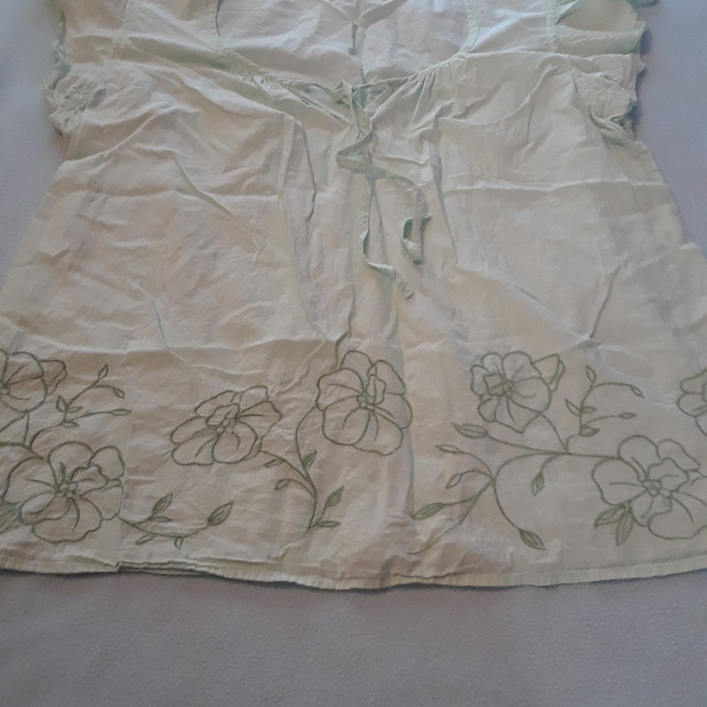 Light green top - Picture 3 of 4
